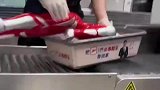 玩具奥特曼太大过不了安检，孩子急的哇哇大哭