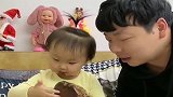 爸爸要暖宝给他吃一口面包，暖宝：掉地上了，不能吃了