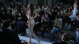 法国时尚秀场，尽显模特风情万丈，异乡情浓郁！