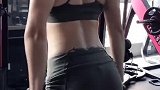 漂亮的女子健身达人：健身房锻炼完美肌肉身材175