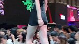 后面俩女孩看得好认真男孩子要么玩手机要么看其他地方