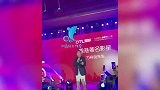万梓良因袁隆平被骂后现身，卖力献唱表情浮夸，现场互动吼到破音