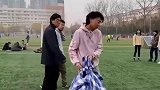 小哥哥弱不禁风，连个包裹都拎不起来，尴尬！