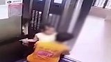 女童独自乘坐电梯 被外卖小哥抱起撒腿就跑：想和女孩玩