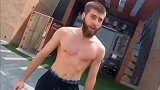 千万别惹肌肉男。