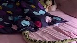 四岁女孩抱着大长蛇睡觉，妈妈一进卧室吓一跳
