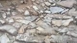 山村老路，碎石铺垫，对脚有自然按摩作用
