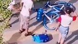 甘肃陇南街头4名小学生狂砸共享单车 网友：教育的缺失