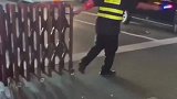 这是我见过最宽的人行横道，行人们该通过时，交警直接拉起铁门