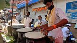 印度街头的咖喱薄饼，最后飞了起来，两位师傅的配合非常默契