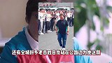 韩红公益受到老百姓爱戴，自发站在路边送行，她眼含热泪敬礼回应