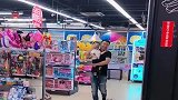 爸爸带儿子逛超市，为了不让儿子买玩具，竟然用这招，看完我笑了