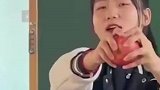 班主任为初三学生解压，表演徒手掰苹果