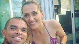 铁汉也有柔情一面 佩佩与妻子秀恩爱羡煞旁人