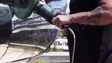 男子在用砂轮打磨车身，没想到面罩救了他一命
