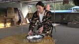 明二哥村上的工作很忙，小玉在家做大盘鸡犒劳他，简单朴素的生活