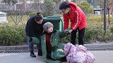 善良夫妻好心收留捡垃圾的大妈，半年后大妈去世，夫妻俩回报来了