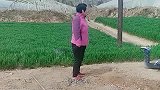 你被踹爬下的那一刻，我没憋住笑场了！