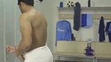 中超-17赛季-绿巨人胡尔克裹浴巾还这么暴力！撕烂更衣柜门队友居然还在笑-专题