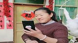大衣嫂在院里拍照，手上的玉镯子亮了，大衣哥给买的吗？