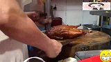 香港美食：快刀斩出炉烧鸭，汤汁四溅，看大师的刀功真是艺术
