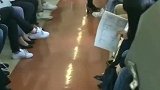 日本的电车上！很安静！没有大声喧哗的!