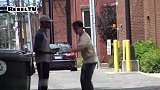 老外街头故意打翻路人饮料，这小子比阿甘跑的还快