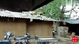 印度男子住在20米深坑里,吃喝拉撒全在一张板上
