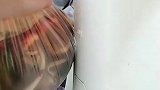 塑料袋黏在铁柱上，女生一看无比绝望