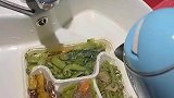 男子用开水，给盒饭加热看呆网友