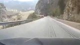 跑山路突然对面冲出两辆货车，我是走单行道了不可能啊