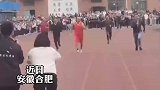 高校举办教职工接力赛，校长从落后跑到冠军