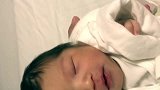 出生24小时的新生儿，第一次觉得打个喷嚏也可以这么可爱