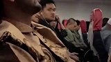 确认乘客是巴勒斯坦人后，印尼飞行员暖心拥抱了他