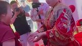 新娘一看就是很好相处的人，新娘子抓喜钱