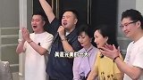 赵雅芝参加演唱会庆功宴，光顾着与陈美琪叶童合影，桌上大鱼大肉没人吃