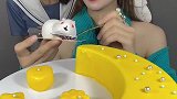 慕斯蛋糕来喽，来喽，她带着兔兔走来了