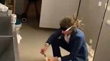 这小子太不讲究了，不懂得分享