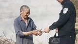 湖北襄阳：被骗千元追回后，老人掏200元流泪感谢，被民警拒收