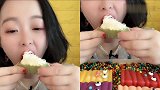 小可爱美女直播吃抹茶巧克力，还有奶油，是我向往的生活！