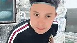 这面具吓跑了路人