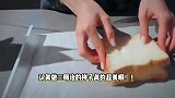 黄多多沉浸式做三明治，侧编麻花辫随性优雅，自带忧郁文艺气质