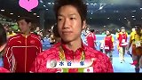 许昕惜败水谷隼， 日本解说员得意忘形，随即被马龙反杀   在日本采访的镜头里，中国选手的金牌异常醒目
