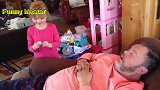 小美女把爸爸的指甲涂上了指甲油，但是爸爸却对她不屑一顾！