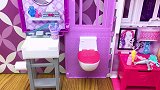 芭比娃娃玩具！芭比和肯收拾衣服准备搬家