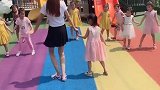 幼师小姐姐和小朋友们一起跳舞，小朋友们的动作太可爱啦！