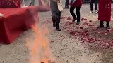 只有网友一直操心那个火会不会烧到裙摆