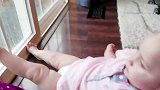 妈妈带宝宝海边游玩，一个海浪过来宝宝翻了，不怕出意外