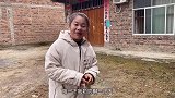 农村媳妇跟奶奶用土灶烤红薯，满满的儿时的记忆和味道，真过瘾
