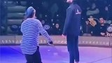 外国人表演杂技时失误